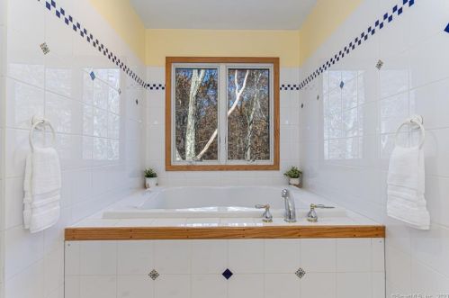 46 Merriland Rd, Stamford CT  06903-1717 exterior