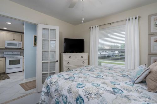 1015 Mainsail Dr, Naples FL  34114-8810 exterior