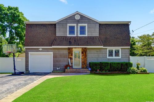 108 Chatham Dr, Oakdale, NY 11769-1436