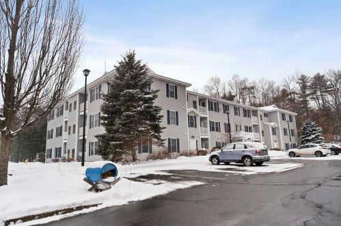 4 Crestview Cir, Londonderry NH  03053-2453 exterior