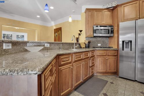 11160 Elvessa St, Oakland, CA 94605-5516