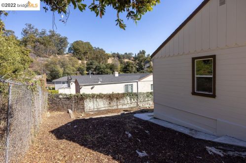 2809 99th Ave, Oakland CA  94605-4814 exterior