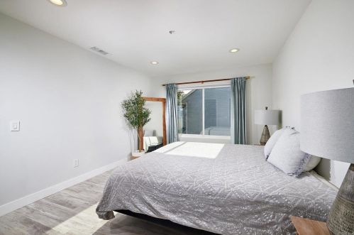 132 Mangano Cir, Encinitas CA  92024-2737 exterior