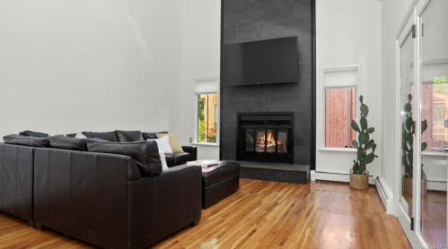 132 Woodland Dr, Pleasantville NY  10570-3612 exterior