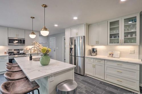 8 Tulip Tree Ln, Norwalk CT  06851-1409 exterior