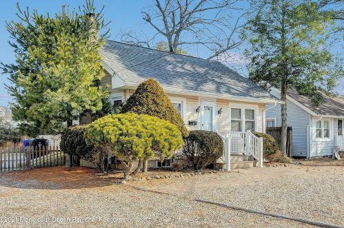 506 Pinecroft Dr, Bricktown, NJ 08723-5626