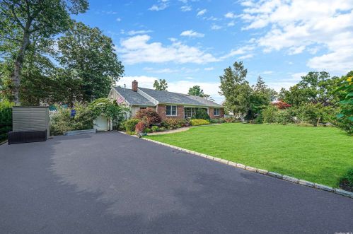 112 Guilford Ave, Oakdale, NY 11769-1916