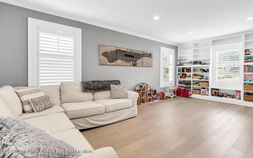 4 Constitution Dr, Leonardo NJ  07737-1808 exterior