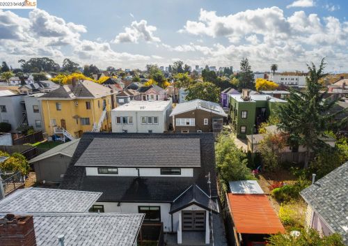 1077 57th St, Oakland CA  94608-2744 exterior