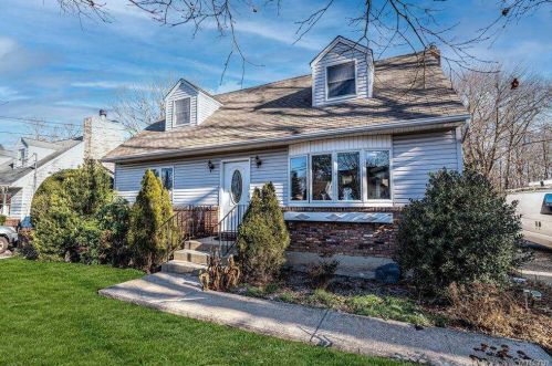 56 Circle Dr, Elwood, NY 11731-1210