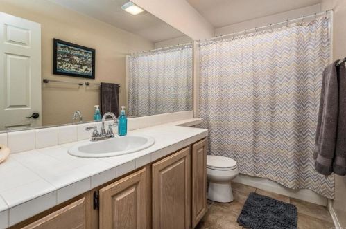 1325 Linsay Pl, Escondido CA  92026-3606 exterior