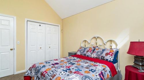 8041 Cross Creek Cir, Breinigsville PA  18031-1327 exterior