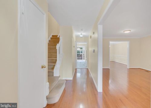 2827 Flagmaker Dr, Falls Church VA  22042-2204 exterior