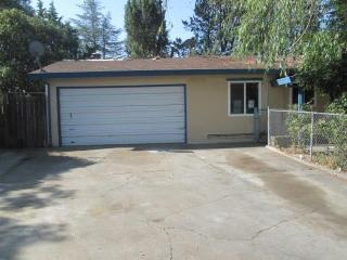 132 Lindley Dr, Sacramento CA  95815-1020 exterior
