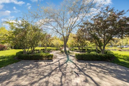 560 Woodlawn Dr, Valpo IN  46385-3347 exterior