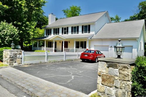 2 Drake Ln, White Plains NY  10607-2216 exterior