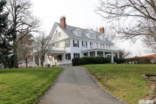 18 Shore Dr, North Hills, NY 11030-1019