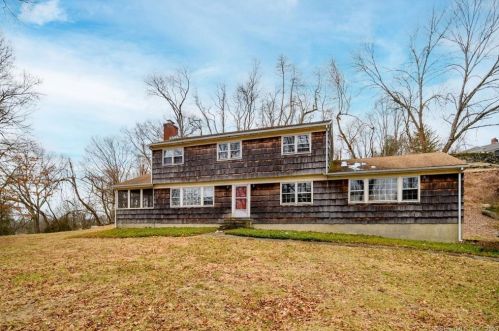 11 Knobloch Ln, Stamford, CT 06902-1737