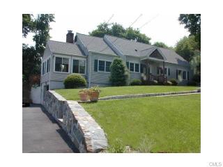 27 Rockledge Dr, Stamford, CT 06902-8121