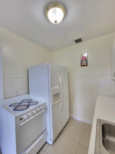 17 Suffolk Ave, Hialeah FL  33010-5035 exterior