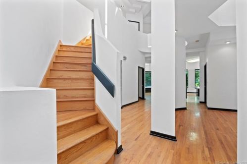 15 Sky Line Dr, Bridgeport CT  06612-1057 exterior