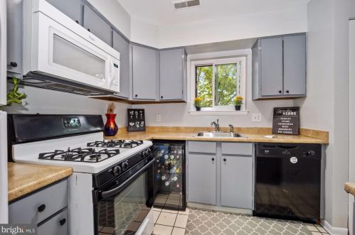 1015 Quincy St, Washington, DC 20017-1719