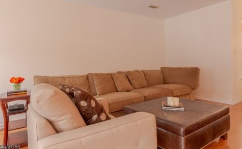 18 Springholm Dr, Berkeley Heights NJ  07922-2721 exterior
