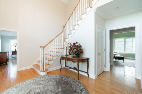 16 Somerset Dr, Waterbury, CT 06762-3342