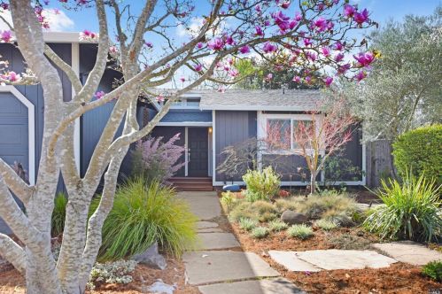 2418 Gads Hill St, Santa Rosa, CA 95401-9111