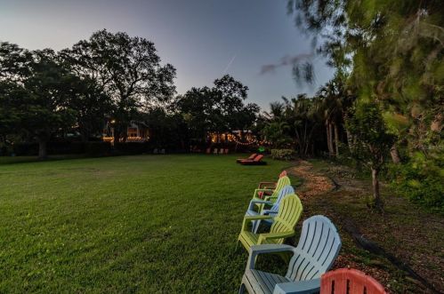 5148 31st Ave, Saint Petersburg FL  33707-5600 exterior
