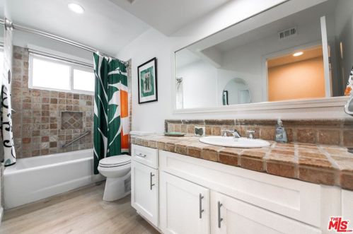 218 Indianapolis Ave, Huntington Beach CA 92646-5043 exterior