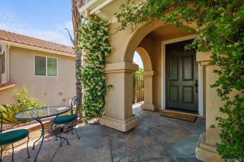 28329 Falcon Crest Dr, Santa Clarita, CA 91351-5016