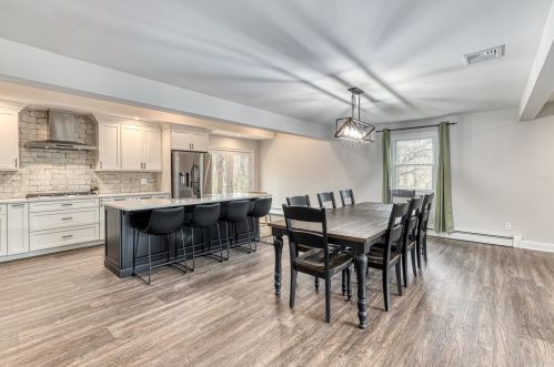 17 Harbor Oaks Dr, San Remo NY  11754-1012 exterior