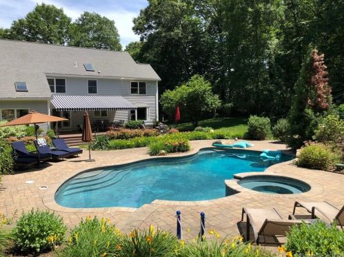 11 Tanglewood Dr, East Lyme, CT 06333-1450
