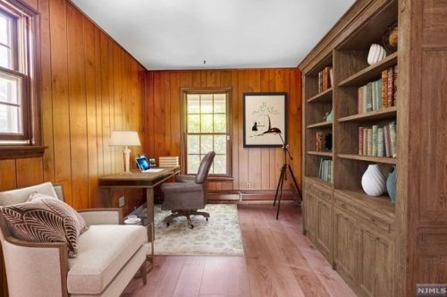 824 Norgate Dr, Ridgewood NJ 07450-2118 exterior