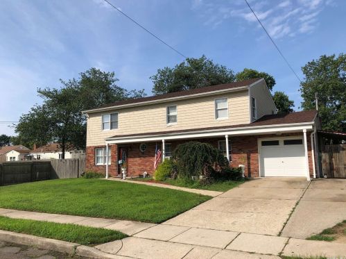 205 10th St, North Lindenhurst, NY 11757-4507