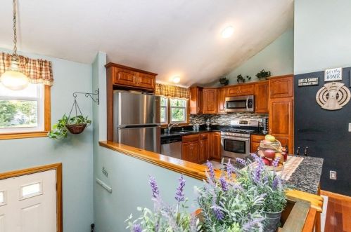 81 Glendale St, Brockton, MA 02302-1645