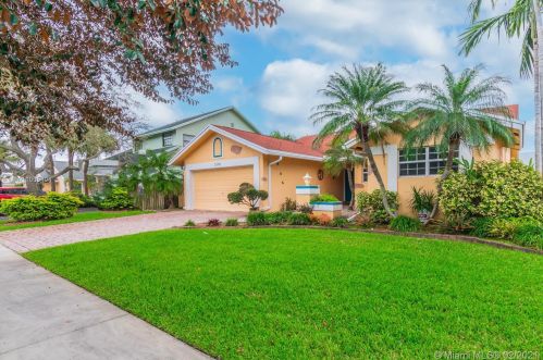 220 8th St, Dania Beach, FL 33004-4440