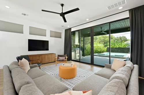 2019 Brentwood St, Austin TX  78752-4105 exterior