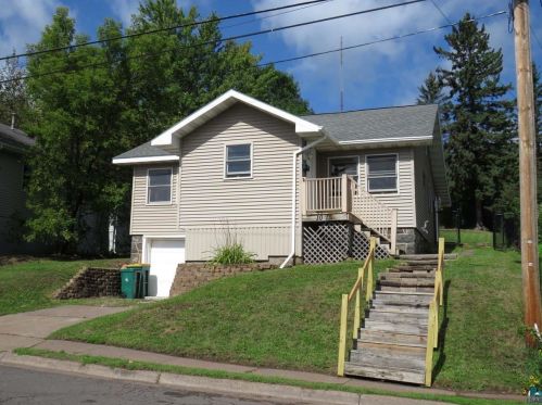 1015 6th St, Duluth, MN 55806-2305