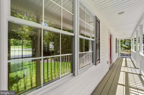 8819 Clinton Dr, Nokesville VA  20181-3205 exterior