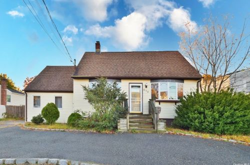 816 Willard St, North Bellmore, NY 11710-1224