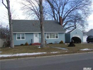 180 Colombo Ave, Copiague, NY 11726-2236