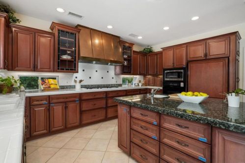 3304 Silver Oak Ln, Vista CA  92084-6614 exterior