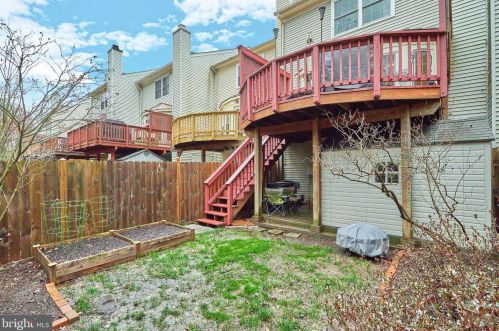 6740 Sunset Woods Ct, Springfield VA  22015-4241 exterior