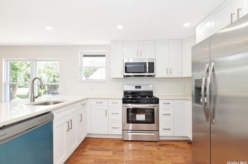 119 Kingston Ave, Floral Park, NY 11001-3519