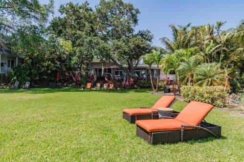 5148 31st Ave, Saint Petersburg FL  33707-5600 exterior