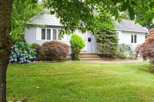 104 Atlanta St, Bayshore, NY 11706-5806
