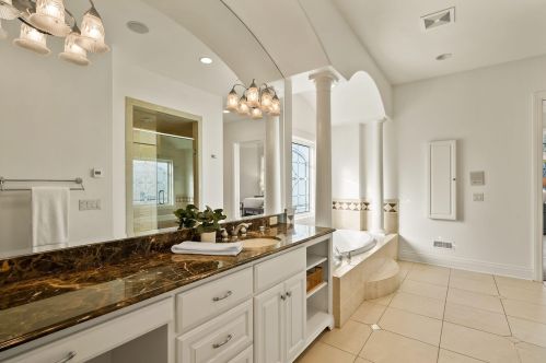 917 Evergreen Cir, Chenequa WI  53029-8636 exterior