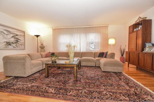 23 Bon Aire Cir, Airmont, NY 10901-8004